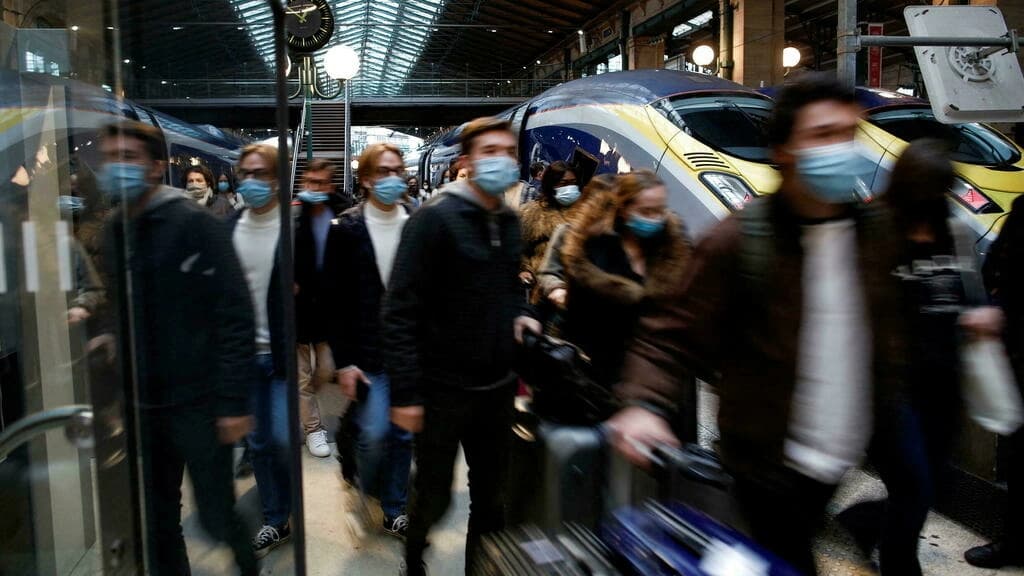 クリスマス休暇の前夜、イギリス人はフランスに旅行できないことを心配している