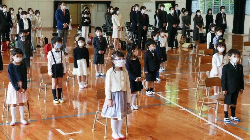 日本におけるCovid-19:ワクチン接種が遅れ、子どもたちの感染者が爆発的に増加