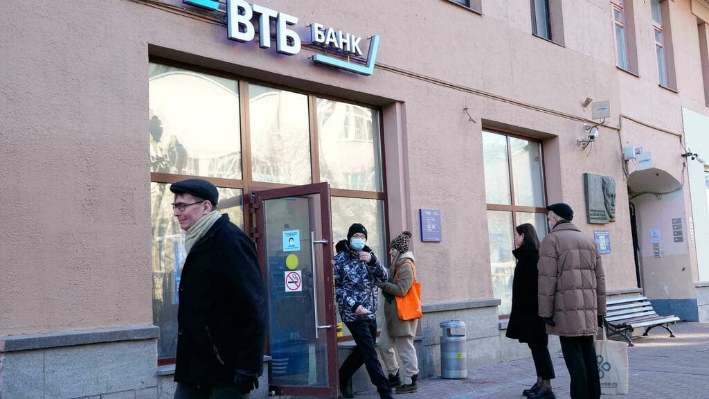 ウクライナ戦争:経済制裁の具体的効果を感じ始めたロシア人たち