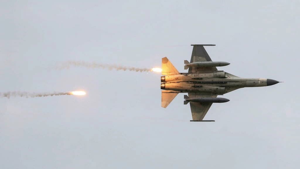 台湾は中国の戦闘機の空域への新たな侵入を非難する