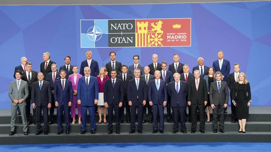 NATO:歴史に残るサミットの最終日