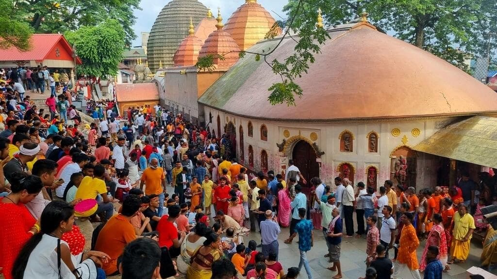 インド:何千人もの巡礼者が女神の月経を崇拝する