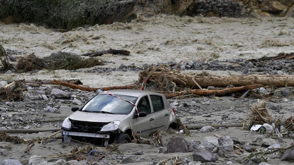 数ヶ月に及ぶ山火事の後、フランスは洪水に備えるよう指示された。