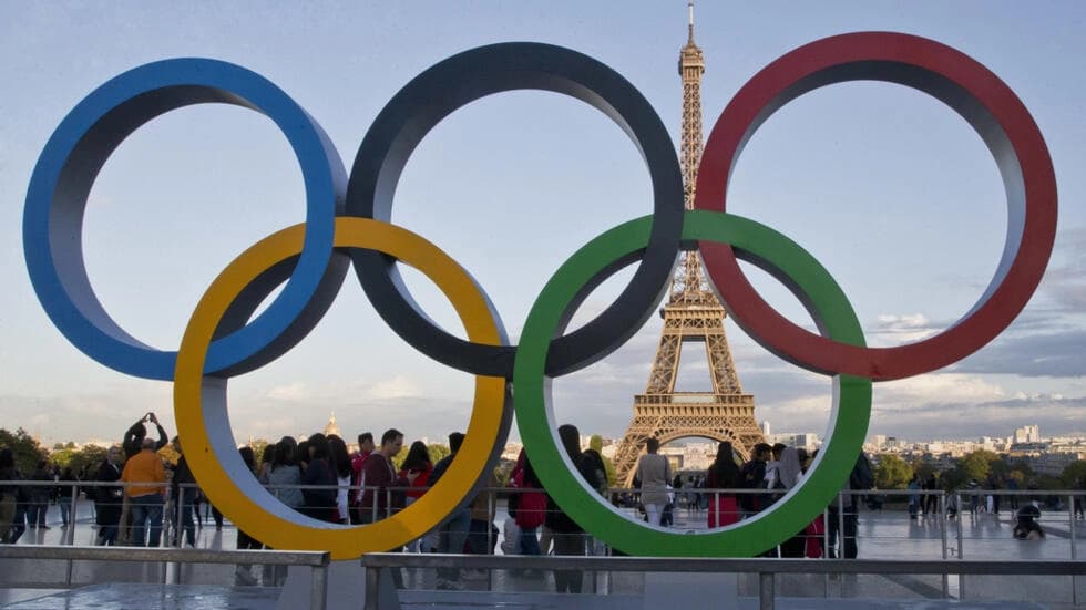 オリンピックの聖火リレーには10,000人のランナーが参加し、フランス全土を旅する