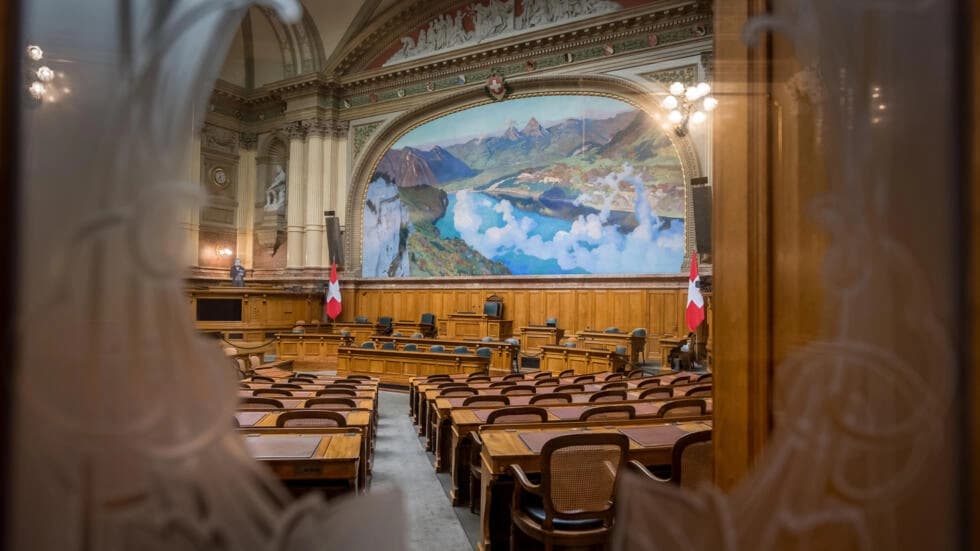 スイス議会は過激派のシンボルやジェスチャーを禁止することに投票する