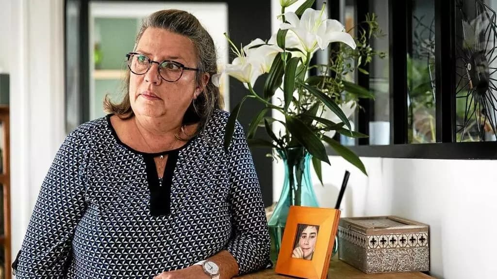 マクロンは、母親が息子の自殺をめぐってプラットフォームに異議を唱える中、ソーシャルメディアの禁止を熟考する