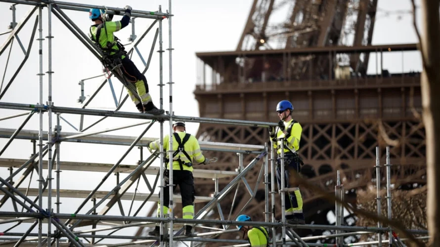 2024年3月14日、2024年のパリオリンピックを見越したエッフェル塔近くの建設現場。ロイター - ベノワ・テシエ